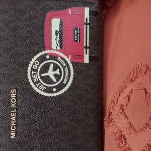 Michael Kors MK Jet Set Go wallet like new